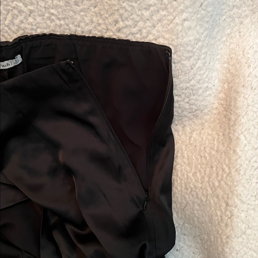 Abercrombie & Fitch black satin mini skort w/ side zipper w/ clasp in Large - Picture 4 of 5